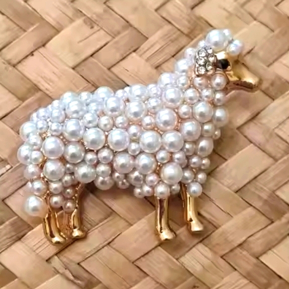 Sheep pin; gold and faux white pearl - Picture 5 of 7